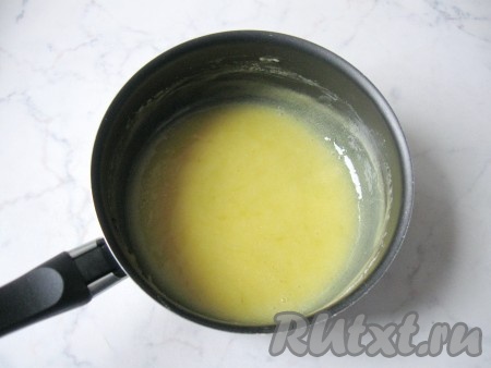Поставить кастрюлю на средний огонь. Довести смесь яйца, сахара и молока до загустения, постоянно помешивая, и выключить. На это потребуется 6-8 минут. Охладить до комнатной температуры.
