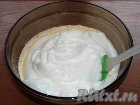 Теперь осторожно соединяем белковую и желтковую массы, добавляем просеянную муку. С помощью силиконовой лопатки аккуратно перемешиваем, чтобы не вышли пузырьки воздуха. Бисквитное тесто должно получиться воздушным, однородным, в меру густым.&nbsp;