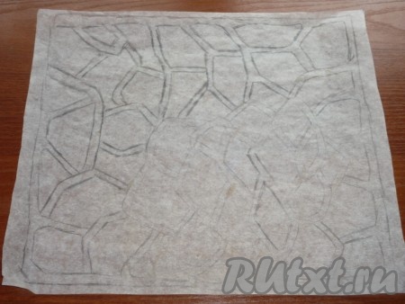Сначала нужно подготовить пергамент, на котором будем выпекать рулет. Простым карандашом наносим на бумагу рисунок пятен жирафа.&nbsp;