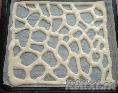 Часть теста помешаем в кондитерский мешок и выдавливаем его тонкой струйкой, повторяя рисунок, нанесённый на пергамент.&nbsp;