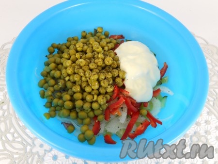 Посолить и поперчить салат по вкусу, добавить майонез.
