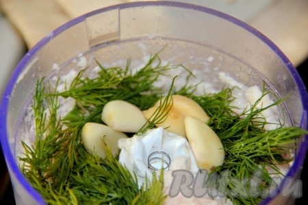 К измельченному салу добавляем укроп, чеснок и измельчаем все в блендере до однородной массы. Если Вы готовите не в блендере, то к перекрученному салу добавьте мелко нарезанный укроп и пропущенный через пресс чеснок, тщательно перемешайте.
