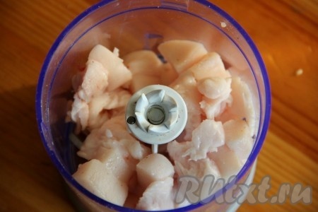 Сало без шкурки режем на небольшие кусочки и измельчаем в блендере. Если нет блендера, можно пропустить сало через мясорубку.