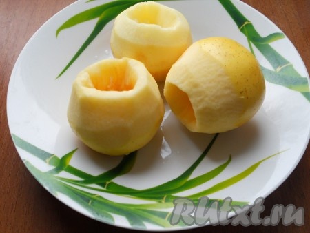 Далее с помощью острого ножа или овощечистки срезать 2 витка кожуры по спирали.
