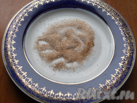 Сахар смешать с корицей.