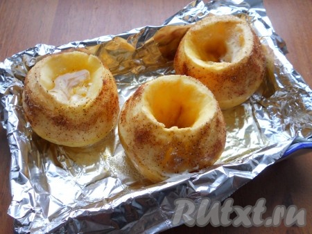 Запекать яблоки в предварительно разогретой до 200 градусов духовке около 20-30 минут (зависит от сорта яблок).
