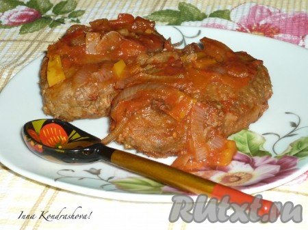 А затем очень вкусные, сочные гречаники разложить по тарелкам, полить томатным соусом, в котором они тушились, и подать к столу с гарниром или салатом из свежих овощей. В этих котлетах очень удачное сочетание фарша и гречки, поэтому такие гречаники, наверняка, понравятся всей семье!