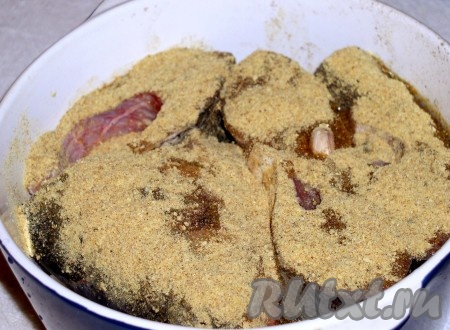 Рыбу обильно посыпать панировочными сухарями. У меня были со специями для рыбы. И в составе была соль. Будьте поэтому внимательны, чтобы не пересолить блюдо. Сухари - главный после подбора посуды пунктик этого блюда. Отменять их нельзя ни в коем случае! Можно брать ржаные или пшеничные на Ваш вкус. Закрыть кастрюлю плотной крышкой, поставить в холодную духовку и запекать 22-25 минут, не открывая. Усиливающийся аромат подскажет Вам, что толстолобик готов.
