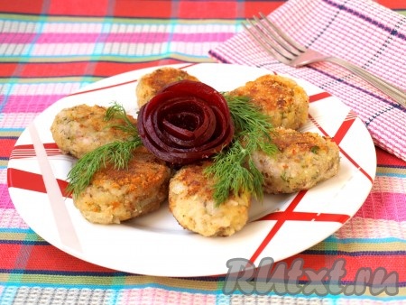 Очень вкусные, сытные и аппетитные котлеты, приготовленные из рыбных консервов с добавлением риса и картошки, подать к столу горячими.