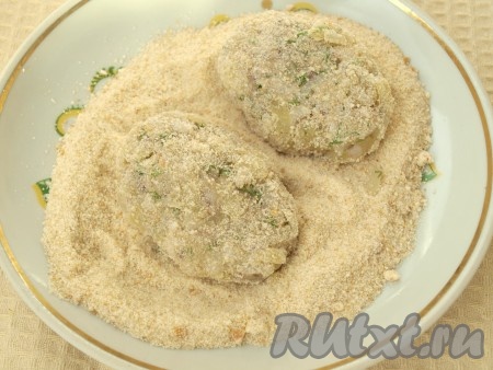 Сформировать котлетки и обвалять их в панировочных сухарях со всех сторон.