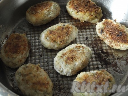 Нагреть в сковороде растительное масло, выложить в него котлеты и жарить их с двух сторон до золотистой корочки на среднем огне.