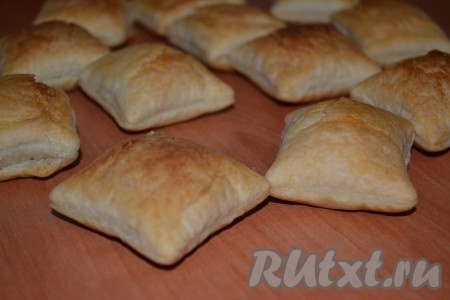 Теперь собираем закуску. Аккуратно, с помощью ножа, надрезать слойку, сделав корзиночку.
