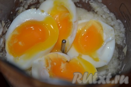 Отварить яйца "в мешочек" и измельчить в блендере.
