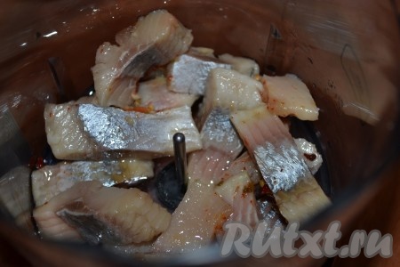 А пока займемся начинкой. Для начала мне пришлось избавится от лишнего масла в кусочках сельди (у меня кусочки селедки&nbsp; были в масле) и поместить в блендер.
