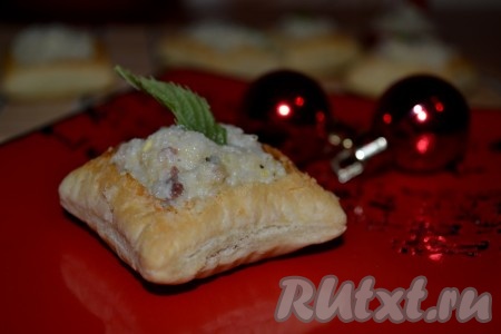 Наполнить подготовленные корзиночки селедочной начинкой. Закуска из слоеного теста готова, можно подавать на праздничный стол.
