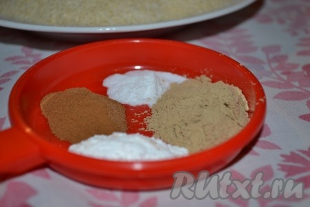 В другой посуде смешать корицу, имбирь и разрыхлитель.
