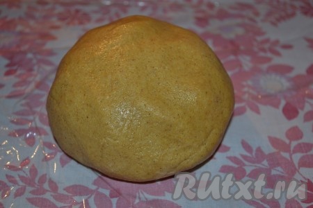 Замесить мягкое, эластичное тесто. Завернуть его в пищевую пленку и отправить на 1 час в холодильник.
