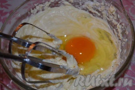 Вбить в массу яйцо.
