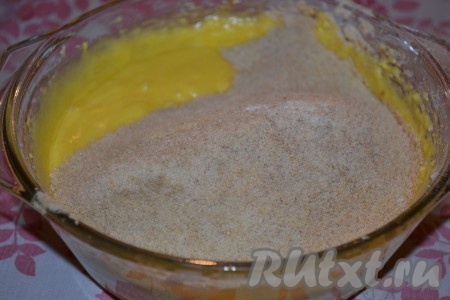 Перемешать все сухие ингредиенты с мукой и постепенно добавлять в масляную смесь.
