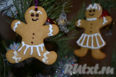 Если Вы хотите повесить имбирное печенье на елочку в качестве украшения, то до запекания сделайте дырочку трубочкой от сока.

