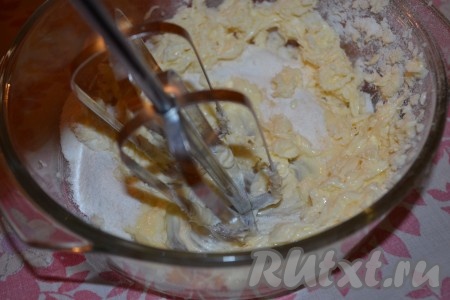 Растаявшее масло соединить со слегка перебитым сахаром. Смешать миксером до однородного состояния.
