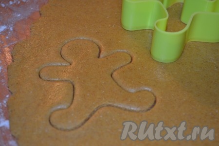 Немного припорошить стол мукой и раскатать тесто в пласт. С помощью формочек вырезать фигурки.
