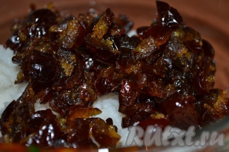 Нарезанные финики добавить к рису. 
