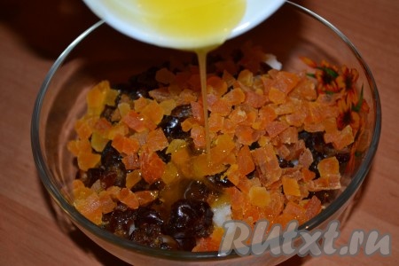 К полученной массе добавить мёд (при желании можно добавить и любимые специи).
