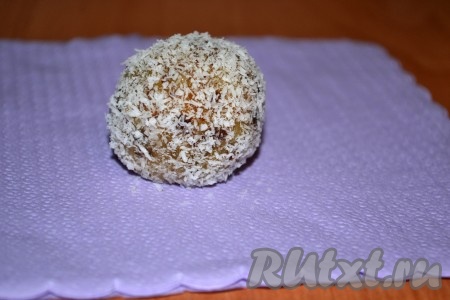 Готовые очень вкусные домашние конфетки из риса, сухофруктов и орехов выложить на сухую поверхность, отправить в холодильник, как минимум, минут на 30.
