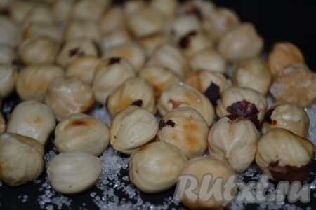 Затем нужно вернуть орехи на сковороду, добавить 2 столовые ложки воды и сахар. Обжарить, помешивая орехи деревянной лопаткой, пока сахар не карамелизируется.
