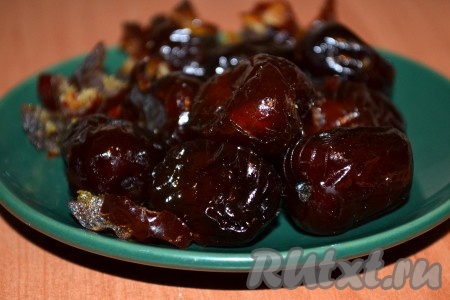 Нарезать финики достаточно мелко (очень мелко резать не стоит, так как в дальнейшем они будут измельчаться блендером). 
