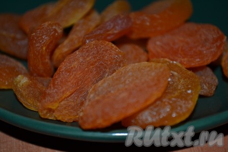 Ошпарить курагу кипятком, затем обсушить и нарезать достаточно мелко.
