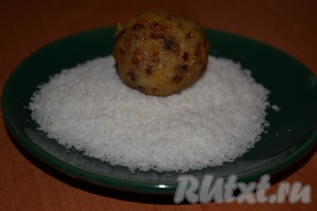 Сформировать шарики и выложить их в кокосовую стружку.
