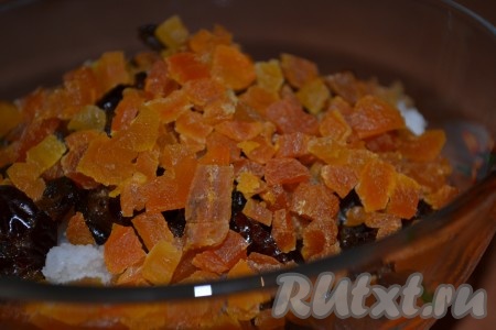 Курагу добавить к финикам и рису.
