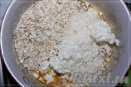 В полученную массу всыпать овсяные хлопья (если хлопья крупные, их нужно предварительно измельчить), кокосовую стружку, добавить творог и перемешать.
