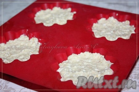 Полученную массу разложить в силиконовые формочки поставить в микроволновую печь на максимальную мощность на 3 минуты. Затем, не открывая дверцу микроволновки, оставить запеканки "отдохнуть" минуты на 2, затем поставить ещё минуты на 1,5 на ту же мощность.