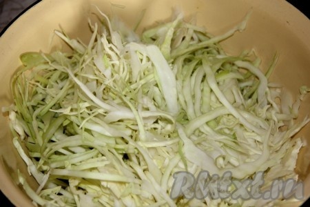 Капусту мелко шинкуем.