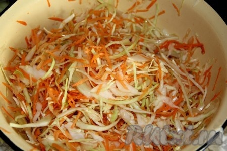 Капусту и морковку перемешиваем и хорошенько обминаем.