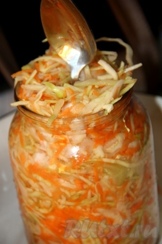 Ложкой выпускаем воздух, чтобы рассол равномерно распределился по банке.