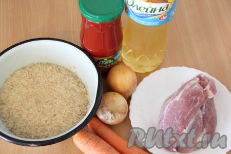 Подготовить продукты для приготовления плова на сковороде со свининой. 