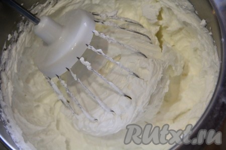 Затем добавить творожную массу в сливки и на низкой скорости перемешать творожно-сливочный крем до однородности.