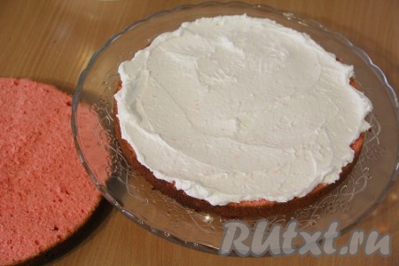 Половину творожно-сливочного крема нанести на корж и разровнять.