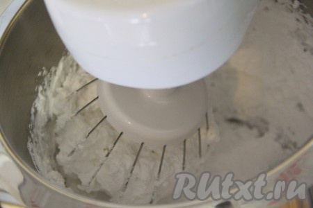 Сливки для взбивания хорошо охладить, а затем взбить до стойких пиков миксером на максимальных оборотах (на взбивание потребуется минут 5).