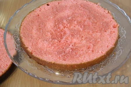 Теперь можно приступать к сборке торта. Для этого на подставку под торт (или на плоскую тарелку) нужно выложить одну часть бисквита.