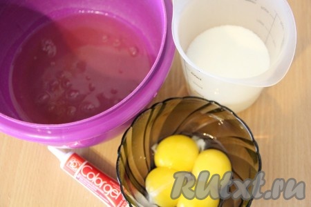 Яйца аккуратно разделить на белки и желтки.