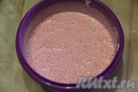 Белки влить в объёмную миску, всыпать сахар. Взбить белки с сахаром миксером на максимальных оборотах в пышную пену (взбивать нужно минут 5-6). Затем в получившуюся белковую массу, не прекращая взбивать, ввести желтки по одному, взбивая до однородности миксером после добавления каждого желтка. В конце взбивания, по желанию, добавить краситель, перемешать миксером.