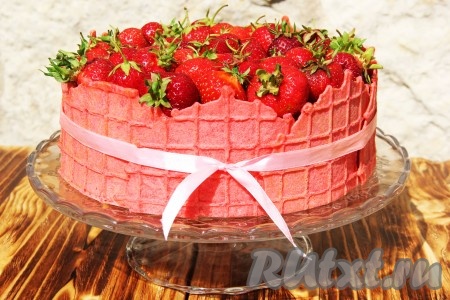 Готовый торт украсить можно по-разному, например, решёткой из растопленного шоколада или шоколадной глазурью. Я просто прикрыла бока торта вафлями и перевязала их ленточкой, а сверху выложила ягоды клубники.