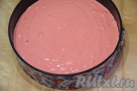 Бока и дно разъёмной формы для выпечки (я выпекала в форме диаметром 22 сантиметра) слегка смазать растительным маслом. Вылить тесто в форму, разровнять и поставить в духовку, разогретую до 180 градусов. Выпекать бисквит минут 35. Для того чтобы убедиться в готовности бисквита, проколите его сверху сухой зубочисткой, если зубочистка останется сухой после прокола выпечки, значит доставайте форму с бисквитом из духовки.