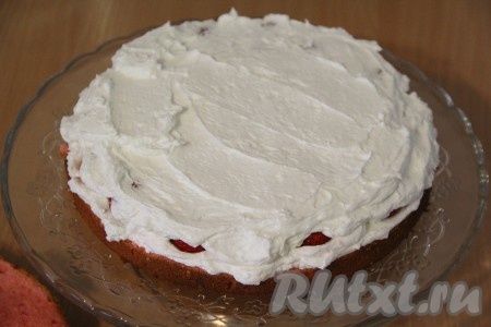 Выложить оставшийся крем поверх ягод и аккуратно разровнять. Нужно, чтобы крем равномерно распределился между ягодок клубники и полностью их покрыл.