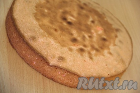 Готовый бисквит слегка остудить в форме, затем вынуть из формы и полностью остудить на решётке.